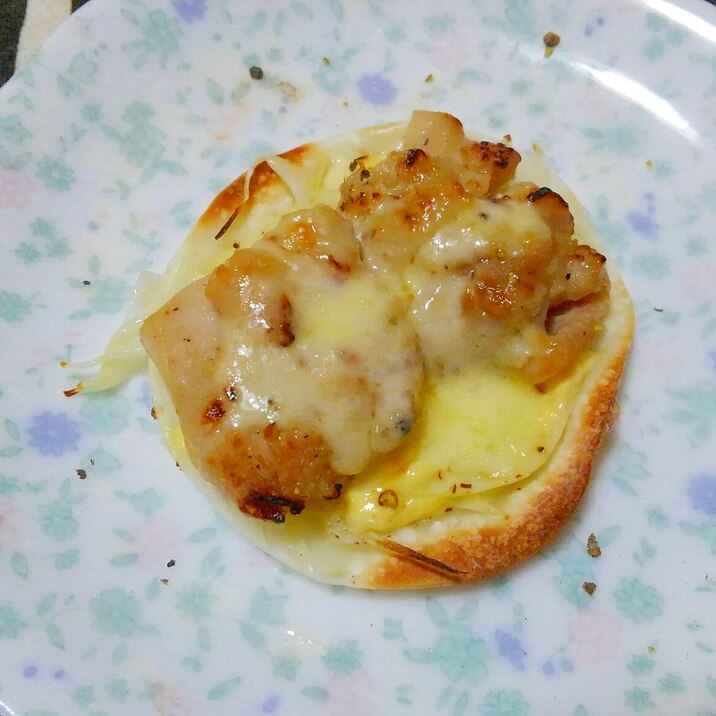 餃子の皮☆焼き鳥とマヨ玉ねぎのピザ